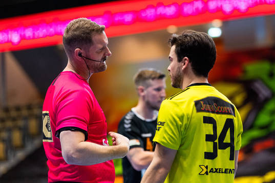 Domare Richard Canbro och Sävehofs Sebastian Karlsson i