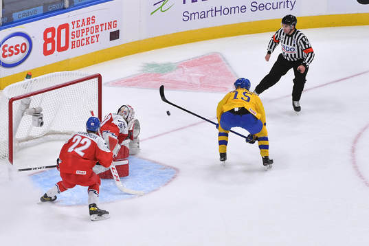 Simon Holmström shoots