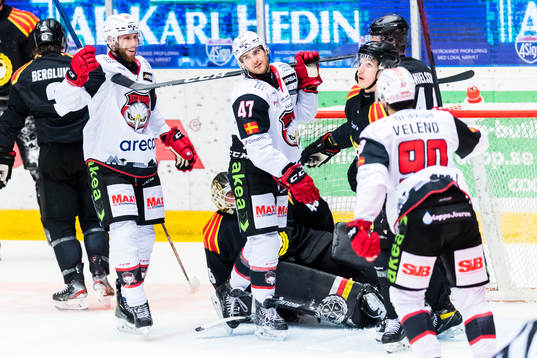 Malmö Redhawks Adam Johnson gör 2-1 och gratuleras