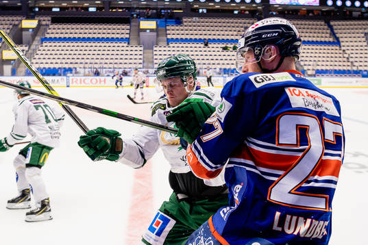 Färjestads Adam Ginning tacklar Växjös Martin Lundberg