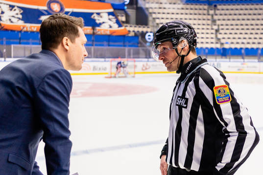 Växjös tränare Sam Hallam pratar med Linjedomare Örjan