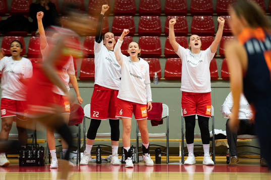 Högsbos Elin Johansson och Ida Moberg jublar