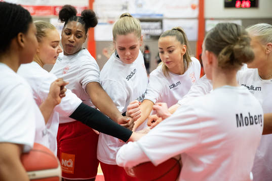 Högsbos Elin Johansson (mitten) innan basketmatchen i