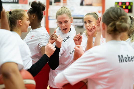 Högsbos Elin Johansson (mitten) innan basketmatchen i