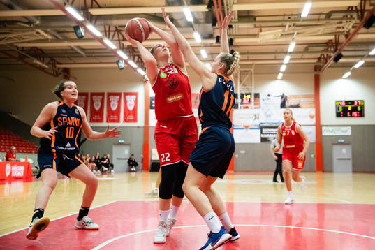 Högsbos Elin Johansson och Wetterbygdens Evelyn Ovner