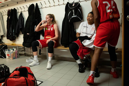 Högsbos Elin Johansson i halvtid av basketmatchen i