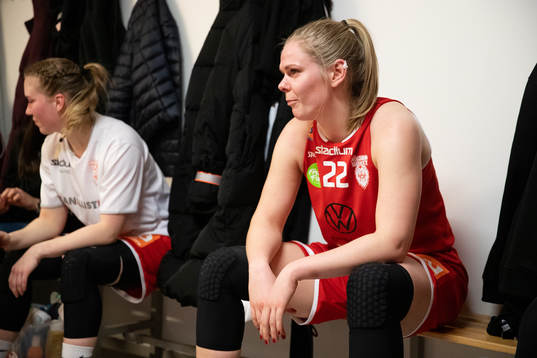 Högsbos Elin Johansson i halvtid av basketmatchen i