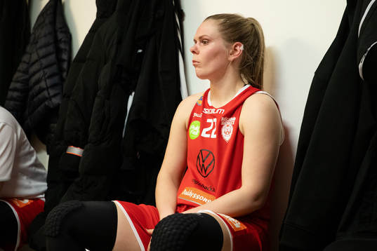 Högsbos Elin Johansson i halvtid av basketmatchen i