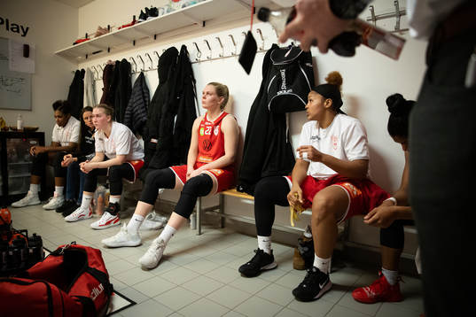 Högsbos Elin Johansson i halvtid av basketmatchen i