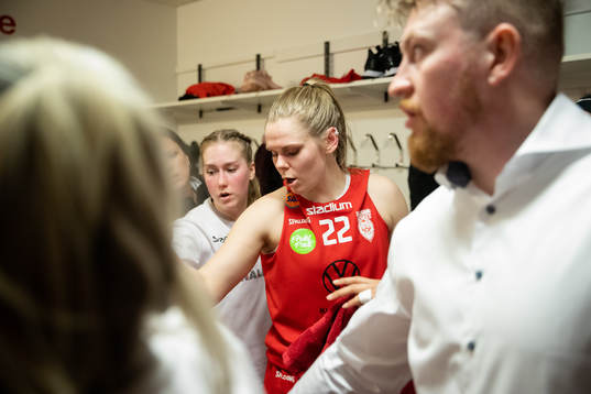 Högsbos Elin Johansson i halvtid av basketmatchen i