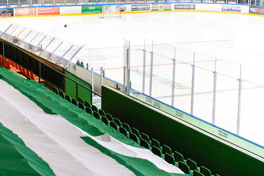 Interiör vy med tomma läktare från Nelson garden arena