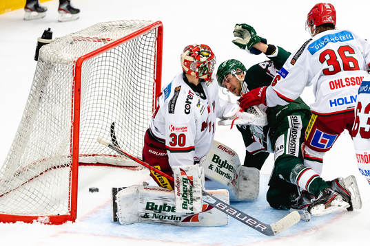 Tingsryds Jonatan Harju jublar och Modos målvakt Anthony