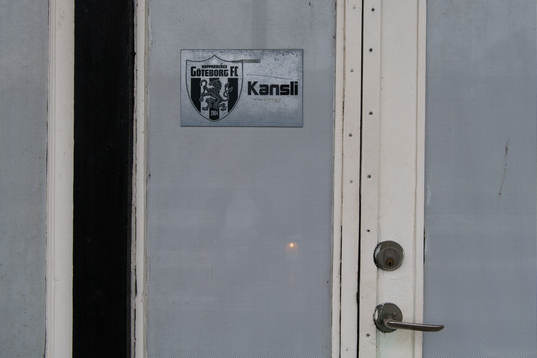 Skylt till kansliet i klubbhuset vid Valhalla IP i samband