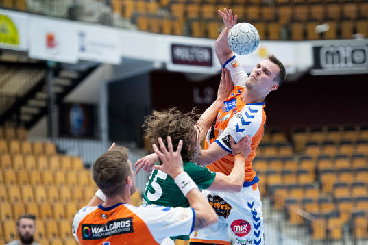 Kristianstads Markus Olsson gör passning till Adam Nyfjäll