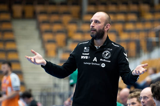 Varbergs tränare Hans Karlsson agerar