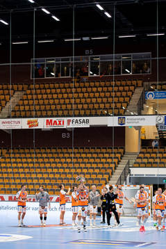 Kristianstads spelare jublar framför tomma läktare