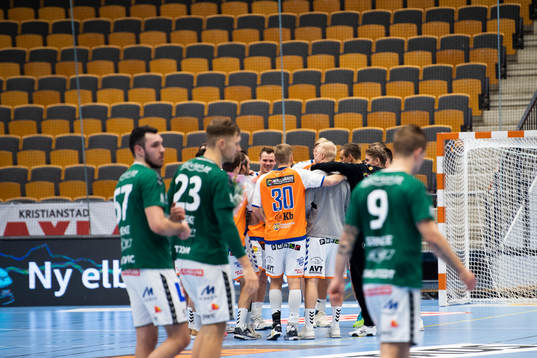 Kristianstads spelare jublar framför tomma läktare medan