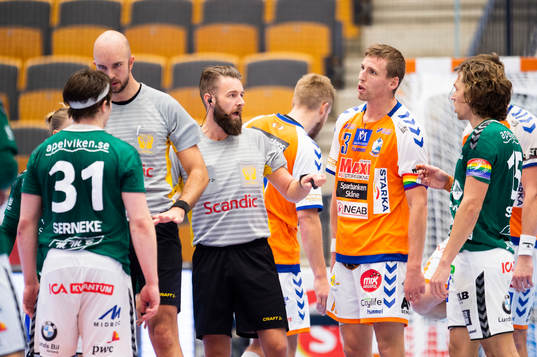 Kristianstads Olafur Gudmundsson i diskussion med Varbergs