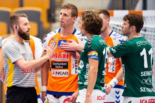 Domare Joakim Lindbratt och Varbergs Johan Szybanow