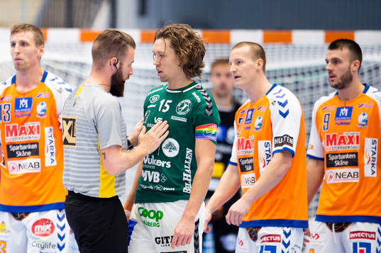 Domare Joakim Lindbratt och Varbergs Anton Jönsson