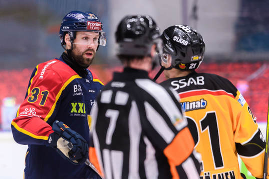 Djurgårdens Dick Axelsson i diskussion med Luleås Juhani