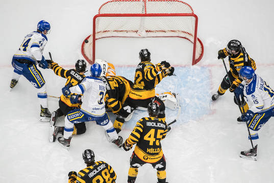 Leksands Carter Ashton oroar framför Skellefteås målvakt