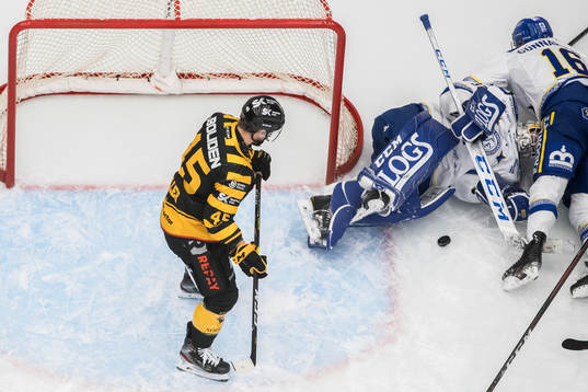 Skellefteås Oscar Möller och Leksands målvakt Axel Brage