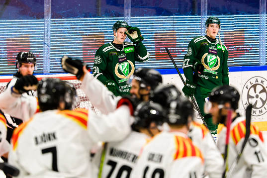 Färjestads Carl Jakobsson och Oskar Bäck deppar