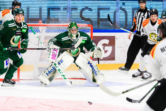 Färjestads Leo Lööf och målvakt Henrik Haukeland