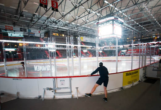 Linköpings Petteri Nikkilä värmer upp i Behrn Arena