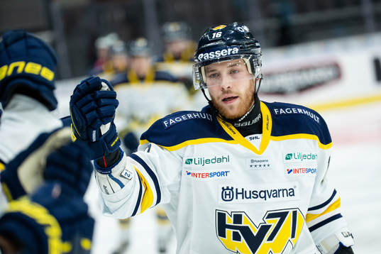 s Filip Sandberg jublar med lagkamrater
