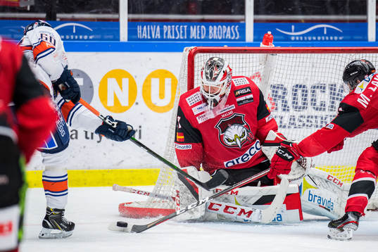 Växjös Erik Josefsson oroar mot Malmö Redhawks målvakt