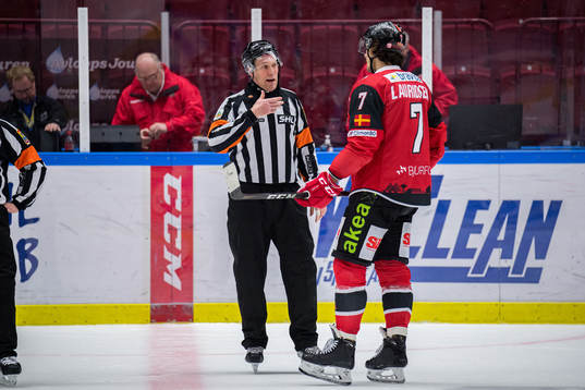 Malmö Redhawks Oliver Lauridsen i samtal med domare Morgan
