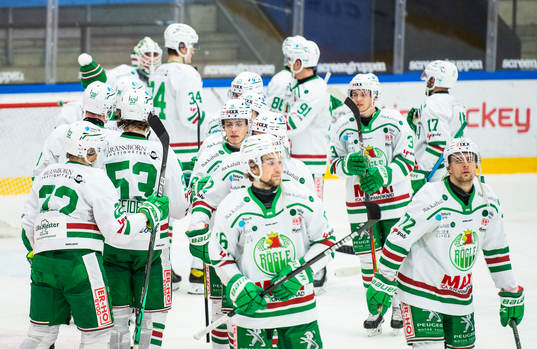 Rögles spelare jublar