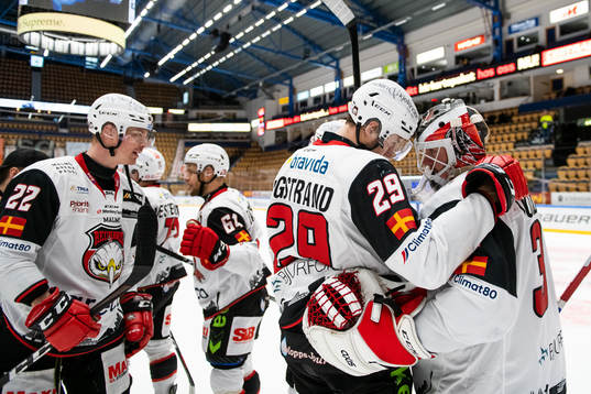 Malmö Redhawks Eric Engstrand och målvakt Lars Volden