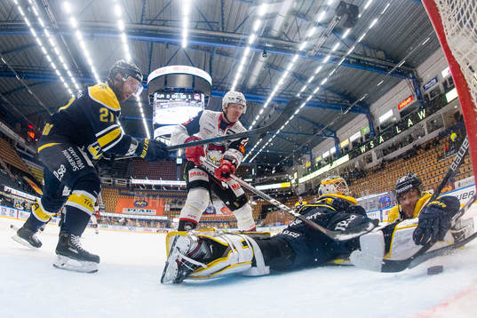 s Christian Sandberg, målvakt Jonas Gunnarsson och Eric