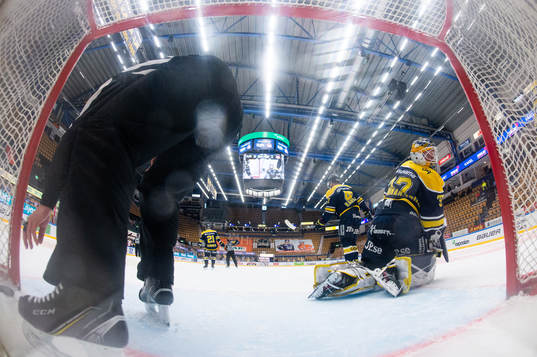 Domare plockar ut pucken
