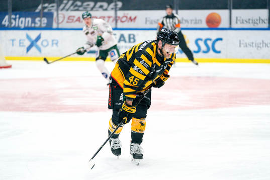 Skellefteås Oscar Möller grinar illa