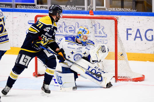 s Filip Sandberg gör 2-2 bakom Leksands målvakt Janne