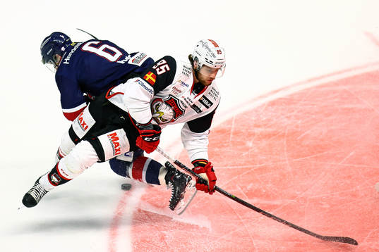 Linköpings Jonas Holös och Malmö Redhawks Carl Persson