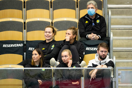 Sävehofs Ellenor Nilsson Åström längst ned t.v. sitter
