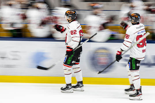Örebros Robert Leino och Robin Kovacs jublar