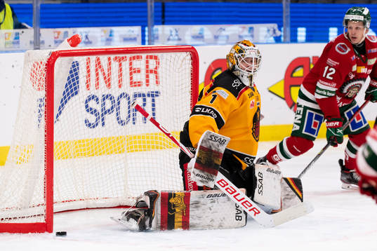 Luleås målvakt Jesper Wallstedt ser pucken passera