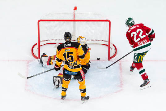 Pucken ligger på mållinjen framför Frölundas Linus
