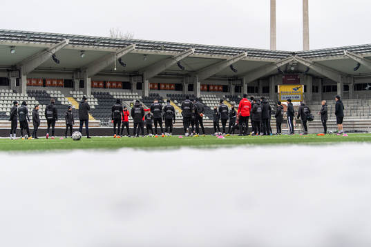 Spelare och ledare samlas