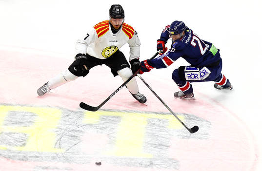 Brynäs Marcus Björk och Linköpings Jaakko Rissanen