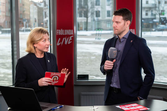 Ellen Ivarson och Frölundas sportchef Fredrik Sjöström i