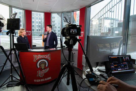 Ellen Ivarson och Frölundas sportchef Fredrik Sjöström i