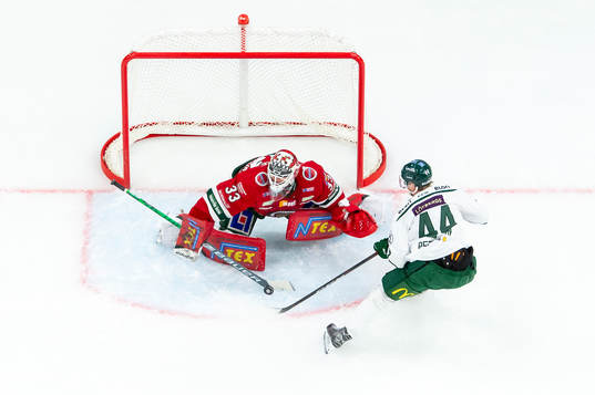 Frölundas målvakt Johan Mattsson räddar friläge från