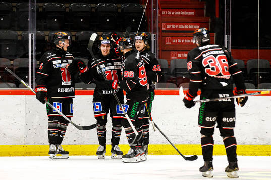 Örebros Robert Leino jublar